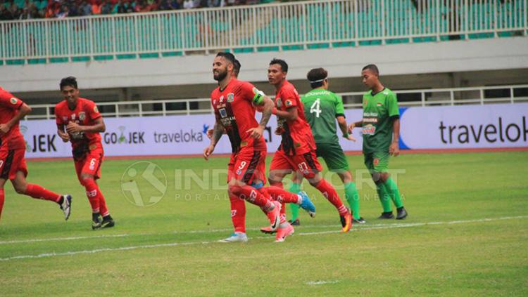 PS TNI vs Persiba Balikpapan. Copyright: Teddy Rumengan/INDOSPORT