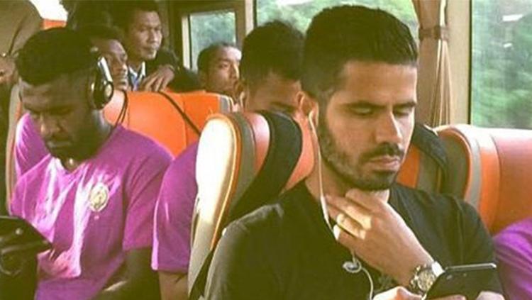 Tijani Belaid bersama skuat Sriwijaya FC. Copyright: Instagram @sriwijaya.fc