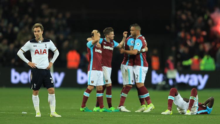 Christian Eriksen tak menyangka timnya hancur lebur di markas West Ham United. Copyright: Richard Heathcote/Getty Images