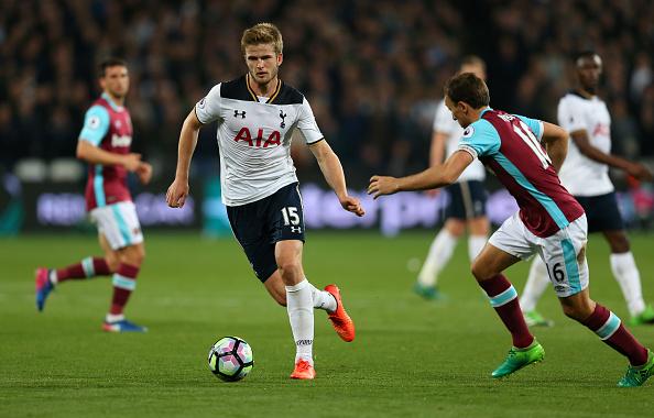 Eric Dier ketika menggiring bola dalam laga melawan West Ham United. Copyright: Catherine Ivill - AMA/Getty Images