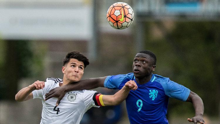 Klub Liga Inggris, Manchester United, disebut-sebut akan membajak penyerang muda Belanda, Brian Brobbey (kanan), yang berencana hengkang ke Ajax Amsterdam.