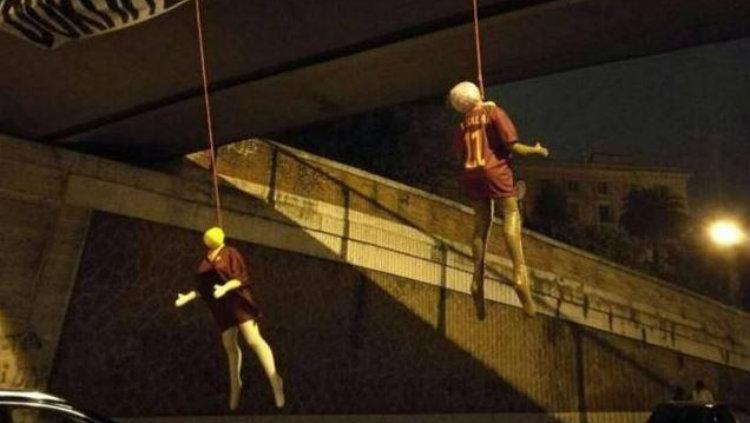 Bentuk demonstrasi dari fans AS Roma atas kekalahan tim kesayangannya. Copyright: Thesun.co.uk