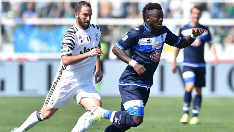 Muntari%20dan%20Higuain%20berebut%20bola%20di%20lanjutan%20Serie%20A%20Italia.