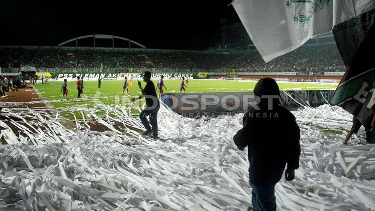 Ulah%20fans%20PSS%20Sleman%20melempar%20gulungan%20kertas%20membuat%20laga%20sempat%20ditunda.