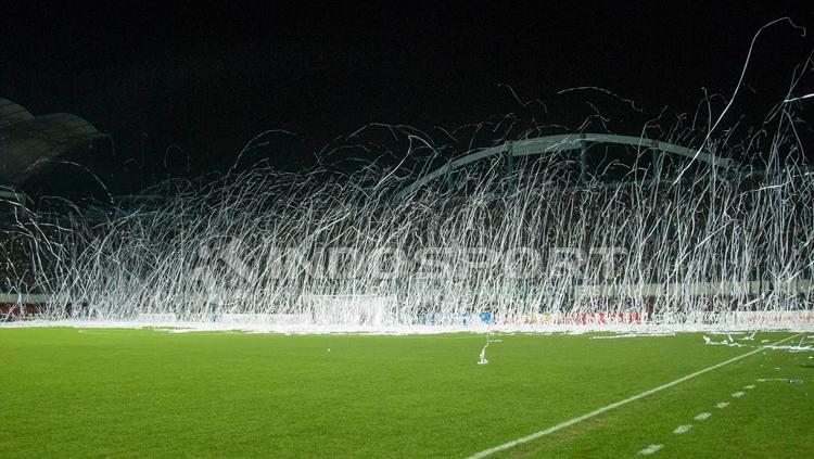 Ulah%20Fans%20Sleman%20melempar%20paper%20roll%20membuat%20laga%20sempat%20ditunda.