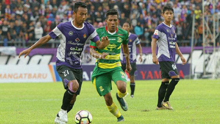 Persik%20Kediri%20%28ungu%29%20melawan%20Mojokerto%20Putra%20%28hijau%29