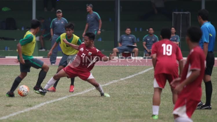 Situasi pemain PPLP DKI berusaha merebut bola dari pemain Timnas U-16.