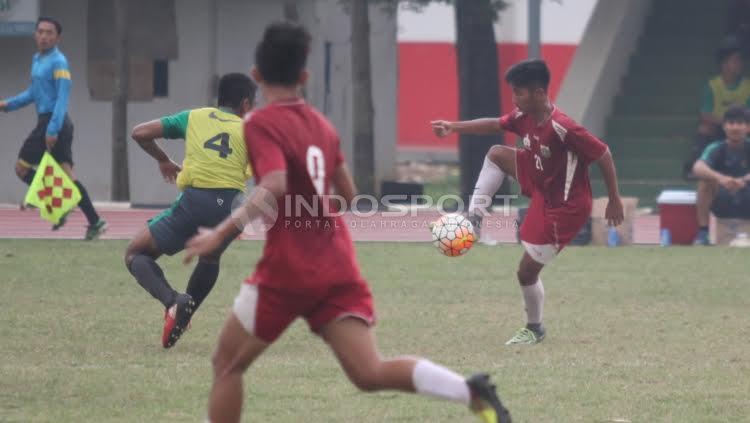 Salah satu pemain PPLP DKI tengah mengontrol bola dalam laga uji coba melawan Timnas U-16.