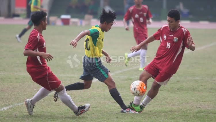 Pemain timnas (tengah) merebut bola dari pemain PPLP DKI (kanan). Copyright: Herry Ibrahim/INDOSPORT