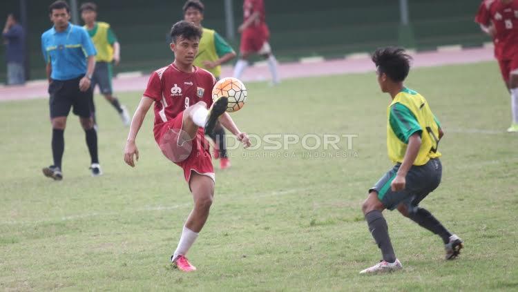 Pemain PPLP DKI mengontrol bola pada laga uji coba melawan Timnas U-16.