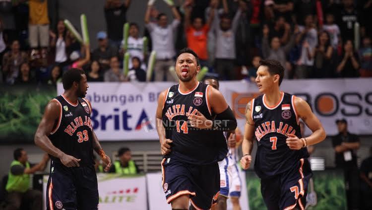 Adhi%20Pratama%20%2814%29%20saat%20Pelita%20Jaya%20berhadapan%20dengan%20Satria%20Muda%20di%20final%20IBL%202017.