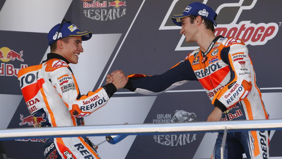 Marc Marquez dan Dani Pedrosa di podium GP Spanyol 2017. Copyright: Twitter/MotoGP