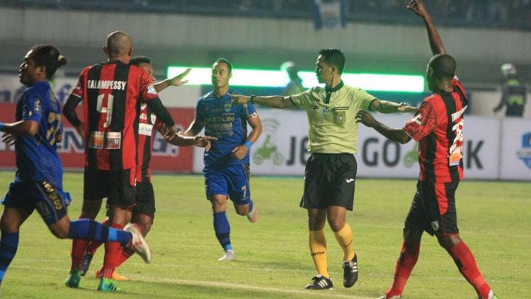 Persib Bandung vs Persipura Jayapura dalam lanjutan pekan kelima Liga 1 2017. Copyright: Muhammad Ginanjar/INDOSPORT