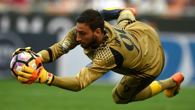 Kiper muda AC Milan, Gianluigi Donnarumma ketika melakukan penyelamatan. Copyright: Tullio M. Puglia/Getty Images