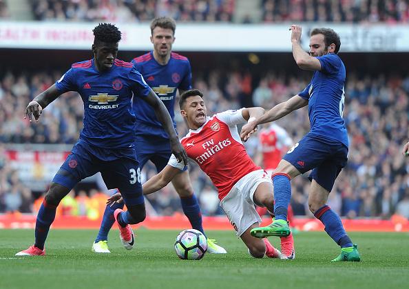 Para pemain Manchester United tengah mengawal ketat bintang Arsenal, Alexis Sanchez. Copyright: Stuart MacFarlane/Arsenal FC via Getty Images