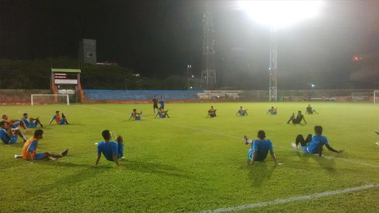 Para pemain Arema FC tanpa kenal lelah menggelar latihan di malam hari jelang hadapi PSM Makassar. Copyright: Muhammad Nur Basri/INDOSPORT