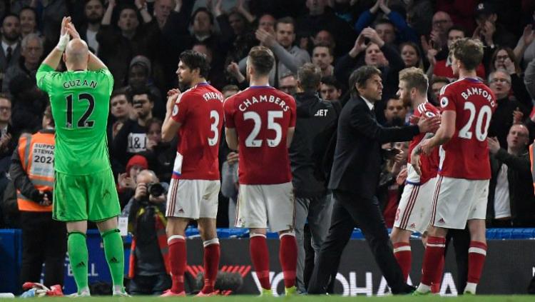 Antonio Conte tampak menyalami Patrick Bamford, salah satu mantan pemain Chelsea yang kini memperkuat The Boro. - INDOSPORT