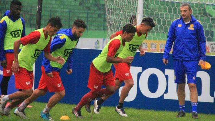 Pelatih Persiba, Milomir Seslija saat memimpin sesi latihan para pemainnya jelang hadapi Sriwijaya FC. Copyright: Teddy Rumengan/INDOSPORT