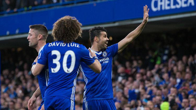 Striker Chelsea, Diego Costa melambaikan tangan ke arah fans setelah mencetak gol ke gawang Middlesbrough. - INDOSPORT