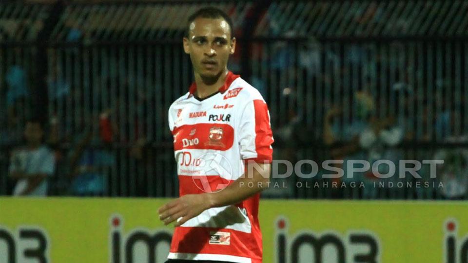 Aksi Peter Odemwingie saat MU vs Persela. Copyright: Ian Setiawan/Indosport