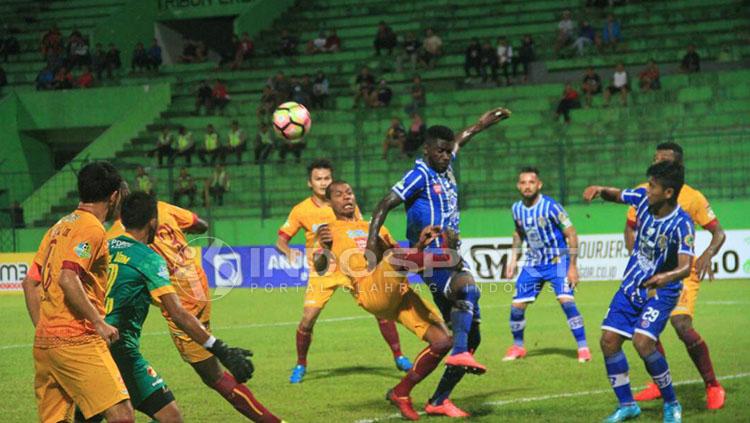 Aksi Hilton Moreira saat mencoba melewati sejumlah pemain Persiba Balikpapan. Copyright: Teddy Rumengan/Indosport