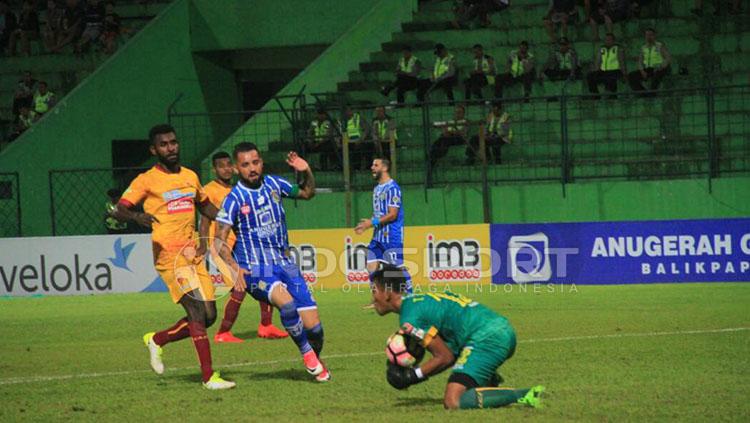 Marlon da Silva gagal membawa Persiba meraih kemenangan saat menjamu Sriwijaya FC. Copyright: Teddy Rumengan/Indosport