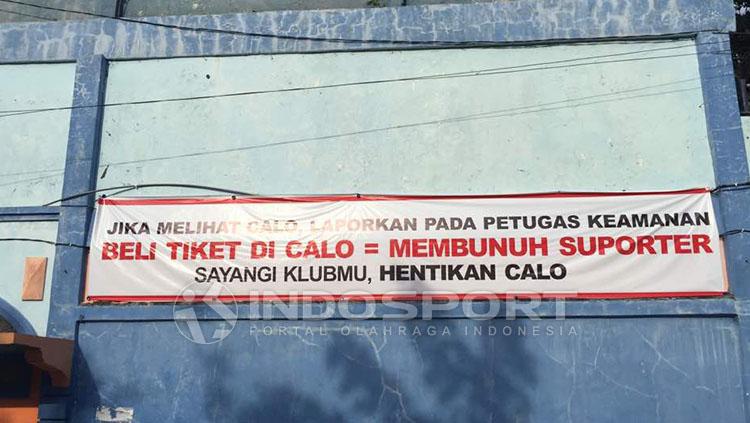 Spanduk imbauan anti-calo dari panpel Persela Lamongan. Copyright: Muhammad Adiyaksa/Indosport