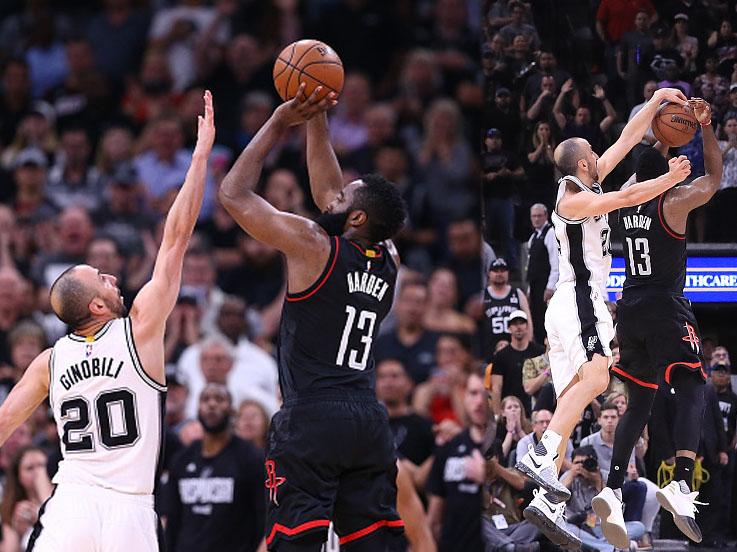 Manu Ginobili menjaga ketat James Harden. Copyright: Ronald Martinez/Getty Images