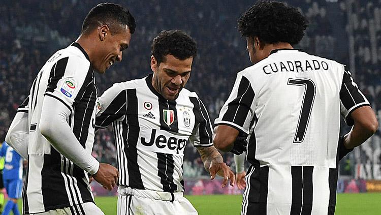 Alex Sandro, Dani Alves, dan Juan Cuadrado. Copyright: Getty Images