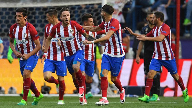 Saul Niguez merayakan gol bersama rekan satu timnya usai membobol gawang Real Madrid pada menit ke-12