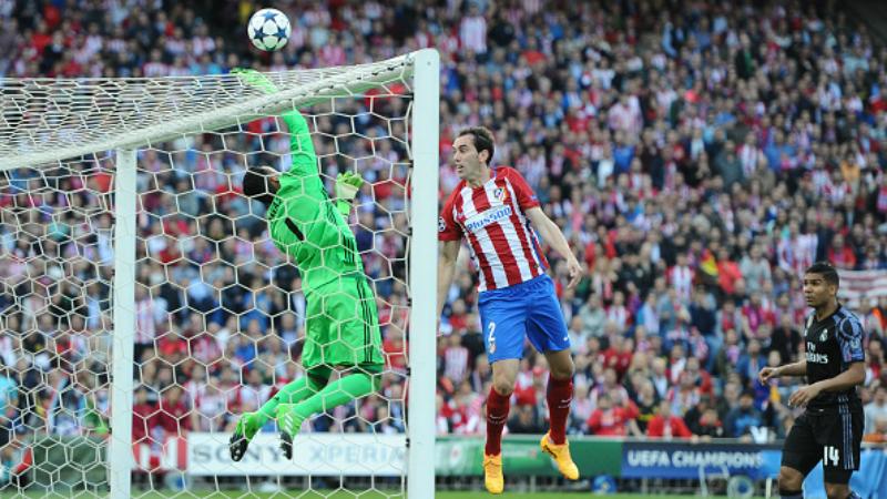 Keylor%20Navas%20saat%20menahan%20sundulan%20Diego%20Godin.