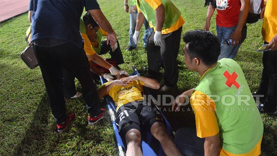 Jandia Eka Putra mengalami cedera saat melawan Borneo FC. Copyright: Taufik Hidayat/Indosport