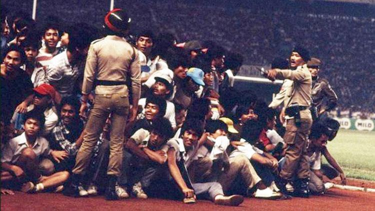 Penonton saat final Piala Perserikatan 1985 memecahkan rekor jumlah penonton terbanyak. Copyright: harian sinar harapan