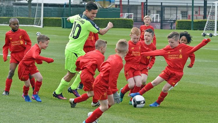 Coutinho meladeni perlawanan pemain U-9 Liverpool. - INDOSPORT