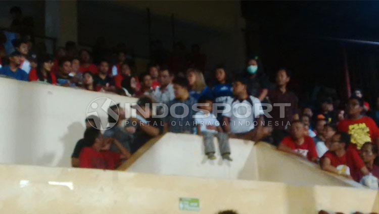Eva Gonzales sempat berdiri saat menyaksikan laga PSM Makassar melawan Arema FC. Copyright: Basri/Indosport