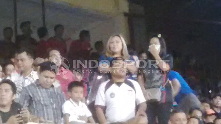 Karena datang telat, Eva Gonzales harus berdiri di tribun Stadion Andi Mattalatta. Copyright: Basri/Indosport