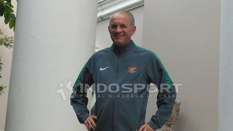 Pelatih Timnas Futsal U-20, Victor Hermans. Copyright: Petrus Manus Da