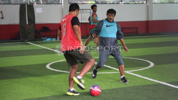Aksi Indra Sjafri saat turun di lapangan futsal bersama Timnas U-19.