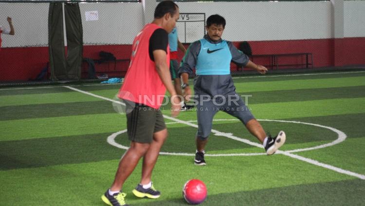 Indra Sjafri dan ofisial Timnas U-19 Indonesia berlatih futsal.