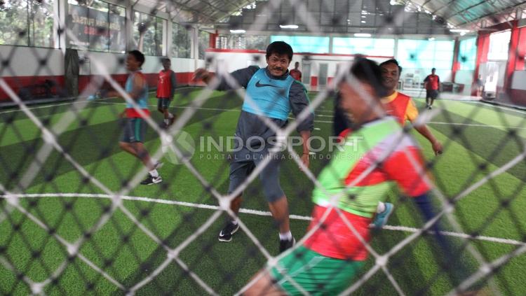 Indra Sjafri dan segenap ofisial Timnas U-19 nampak ceria saat menjalani latihan futsal.