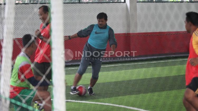Indra Sjafri saat menjajal skilnya dalam bermain futsal.