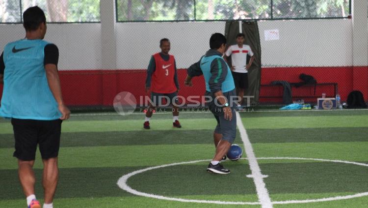 Indra Sjafri dan ofisial Timnas U-19 Indonesia berlatih futsal.