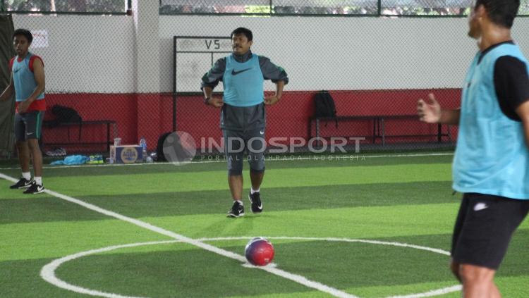 Indra Sjafri bersiap melakukan kick off saat berlatih futsal.