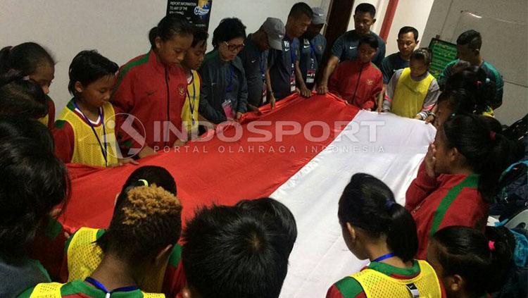 Aksi Timnas Wanita U-15 sebelum berlaga melawan Singapura. Copyright: Istimewa