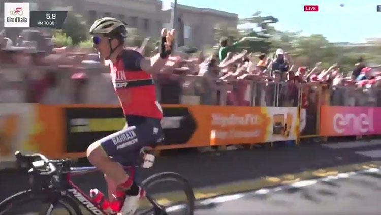 Insiden memalukan yang dialami oleh Luka Pibernik saat mengikuti Giro d'Italia 2017. - INDOSPORT