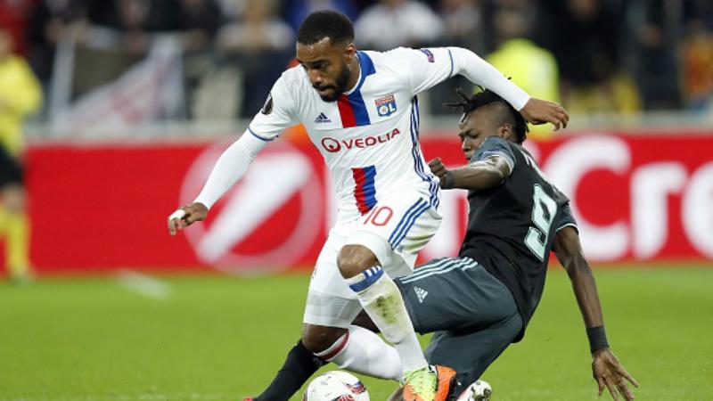 Lacazette%20%28putih%29%20saat%20melewati%20Bertrand%20Traore.