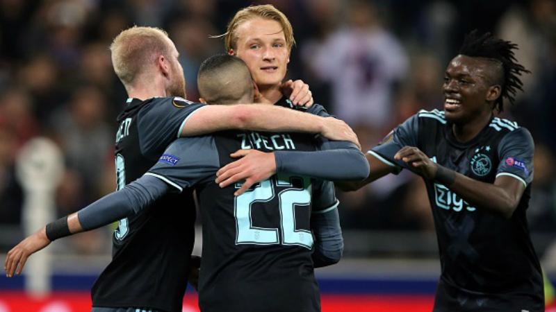Skuat Ajax merayakan gol Dolberg (tengah) ke gawang Lopes. - INDOSPORT