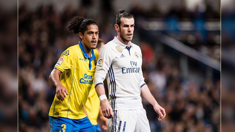 Mauricio Lemos (kiri/Las Palmas) vs Gareth Bale (Real Madrid). - INDOSPORT