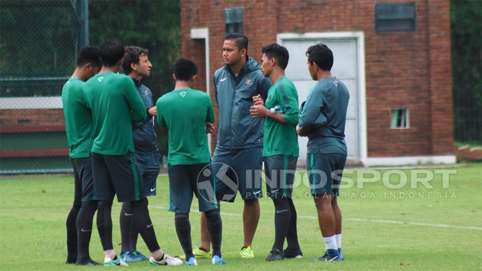 Luis Milla berdiskusi dengan 4 pemain Tinnas U-22 untuk meminta saran. Copyright: Petrus Manus DaYerimon/Indosport