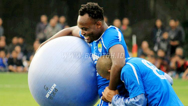 Michael Essien dan Tantan tengah bercanda. Copyright: Bobotoh.id